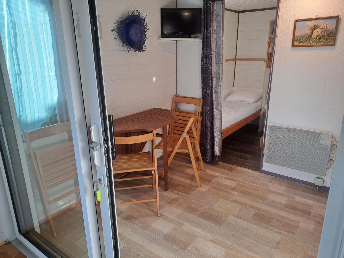 ホテル Chalet Pour 5 Personnes Equipe Sur Emplacement Privatif Dans Camping 4 Etoiles Appartenant Et Gere Par Un Particulier フォワ エクステリア 写真