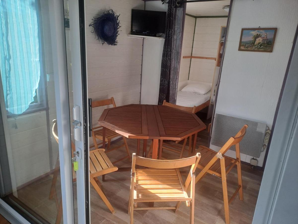 ホテル Chalet Pour 5 Personnes Equipe Sur Emplacement Privatif Dans Camping 4 Etoiles Appartenant Et Gere Par Un Particulier フォワ エクステリア 写真