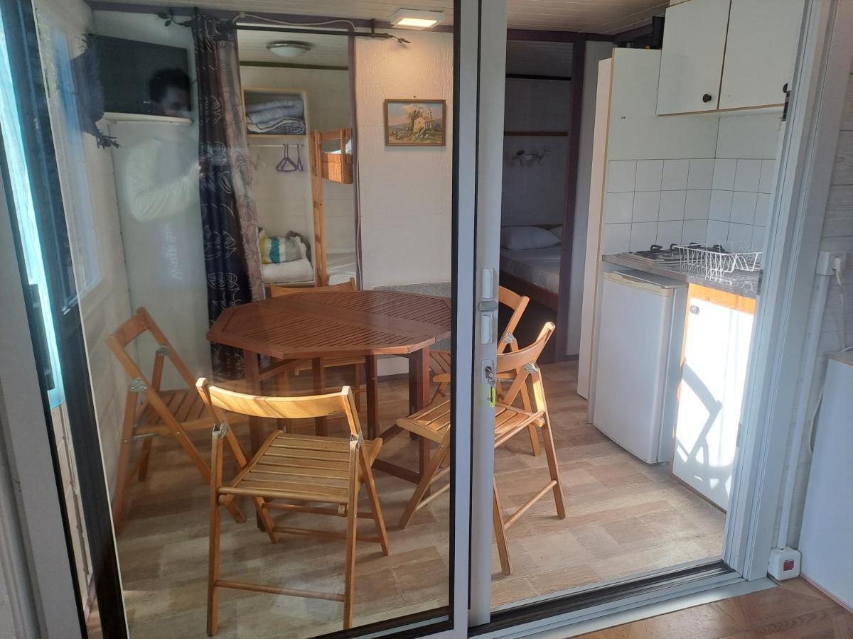 ホテル Chalet Pour 5 Personnes Equipe Sur Emplacement Privatif Dans Camping 4 Etoiles Appartenant Et Gere Par Un Particulier フォワ エクステリア 写真
